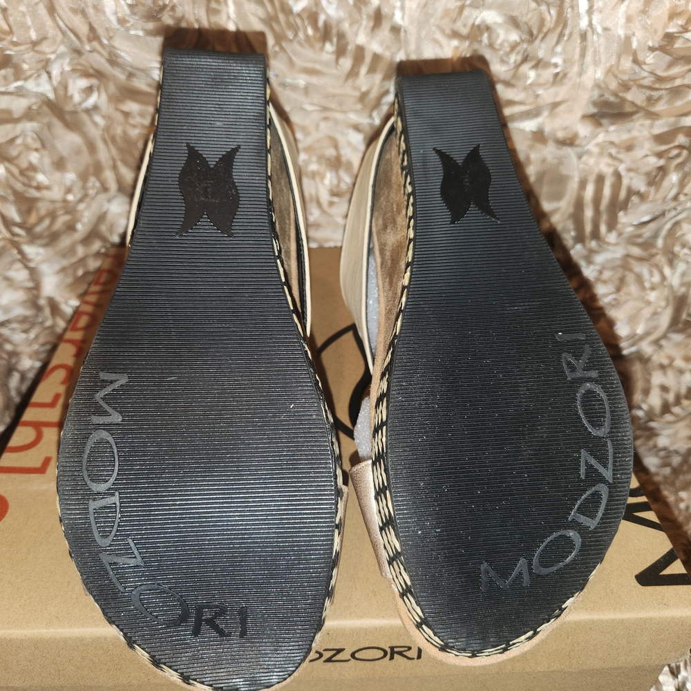 Elegant Black and Gold Women's Wedges - Picture 6 of 13
